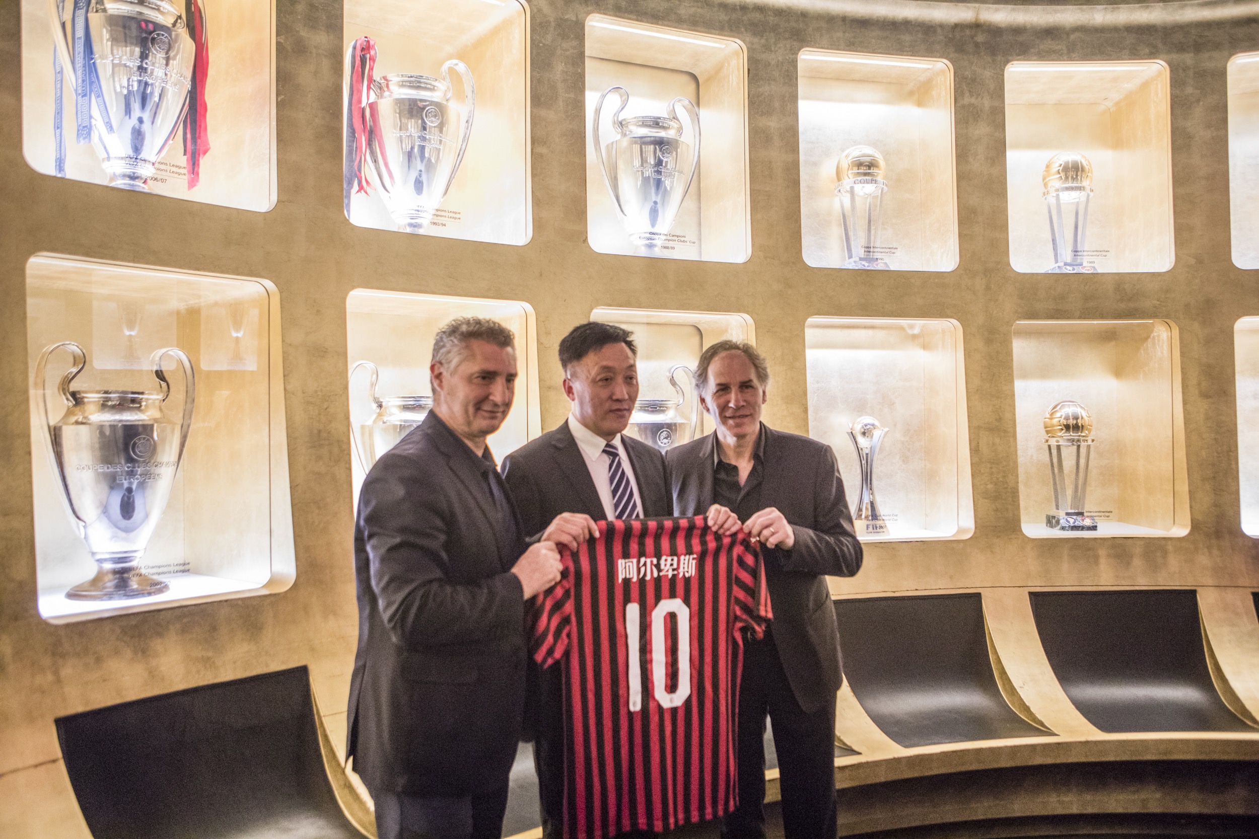 欧冠今夜观赛指南：枪手迎战强敌拜仁，皇马客场出征盼洗颓（欧冠今夜看点：阿森纳硬碰拜仁，皇马客场力求反弹）