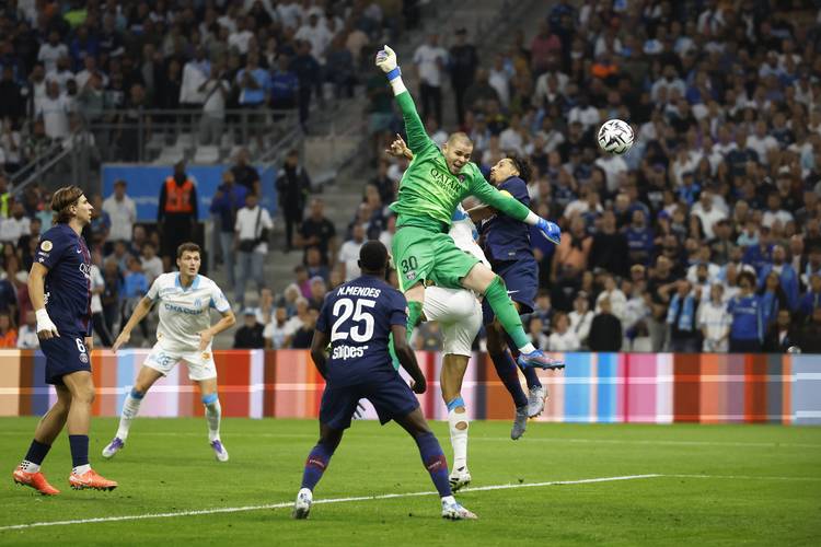 TA：不少人希望迈阿密输球，但也认为他们夺冠对联赛有好处（TA：许多人盼迈阿密落败，却认为其夺冠有益联盟）