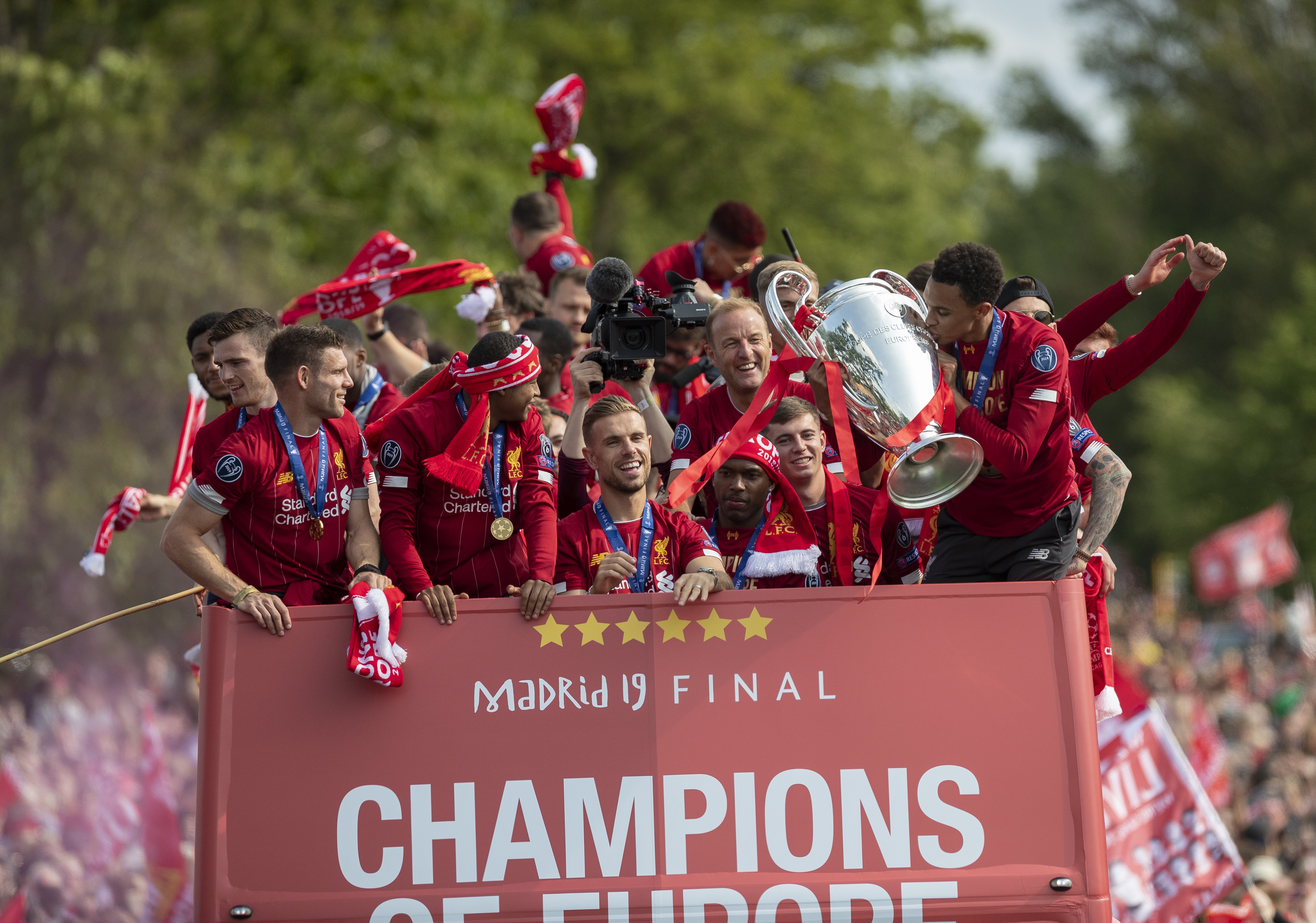 赛季首发阵容曝光 球迷热议（新赛季首发名单出炉 引发球迷热议）