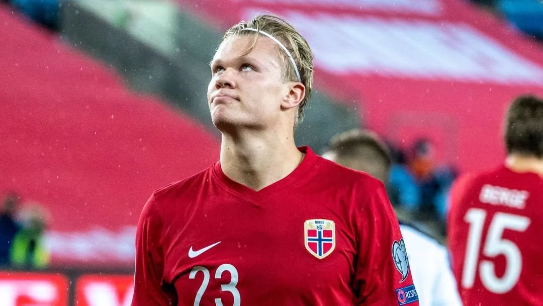 西媒：亚马尔之前进球后“戴”皇冠是为了前女友，而不是傲慢（西媒：亚马尔进球后“加冕”手势是献给前女友，并非傲慢）