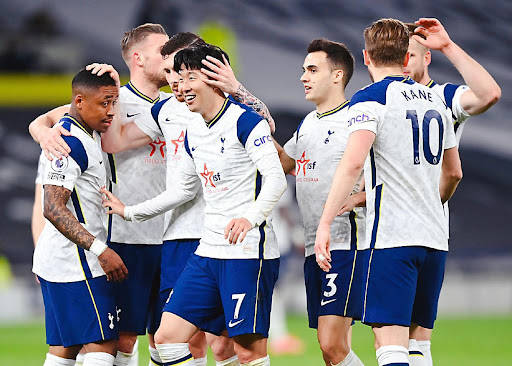 歌手赵传将在辽宁铁人收官战献唱，邀球迷共同见证巅峰时刻（赵传亮相辽宁铁人赛季收官战献唱，邀球迷见证巅峰时刻）