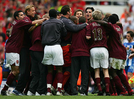 后卫关键拦截，守住关键领先