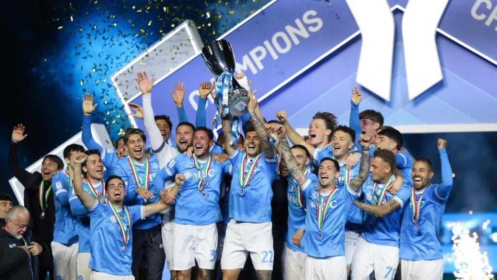 名记：字母哥与队友召开会议，呼吁全队无视外界杂音（名记：字母哥组织队内会议，要求全队屏蔽外界噪音）