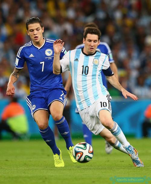 詹姆斯篮板抢断关键时刻锁定胜局（詹姆斯末段抢板断球，锁定胜局）