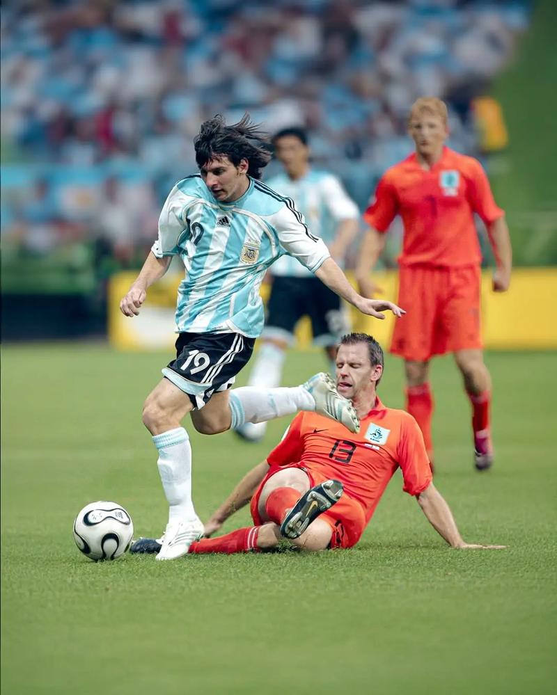 U22国足李镇全：团结且强大的集体，在正确道路上继续前进吧（U22国足李镇全：我们团结而强大，沿着正确的路继续前行）