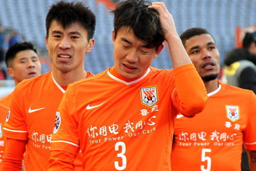 求战心切，安东尼因自己红牌停赛无法出战塞维利亚德比而落泪（红牌停赛无缘塞维利亚德比，求战心切的安东尼落泪）