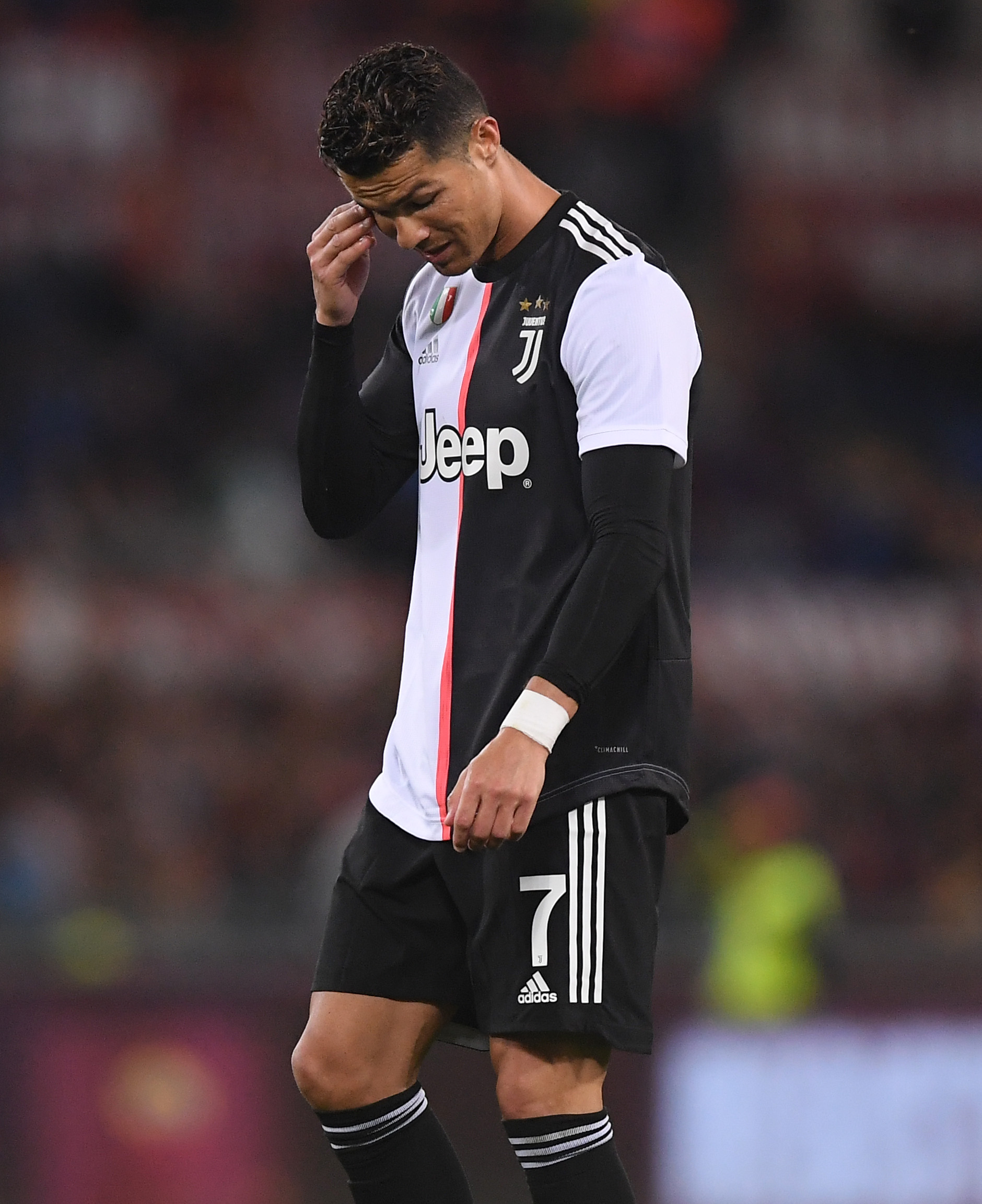 伤愈回归，三笘薰重返球场进行单独训练（三笘薰伤愈复出 重返球场展开个人训练）