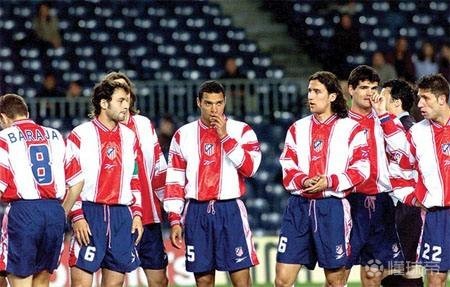 球员赛后把球鞋送给小球迷（赛后球员将球鞋赠与小球迷）